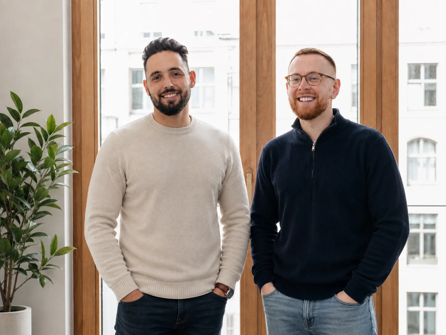 Die Vermo-Gründer Leonardo Goncalves und Tom Hilge in ihrem Büro